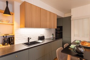 Kühlschrank, Mikrowelle, Ofen, Geschirrspüler