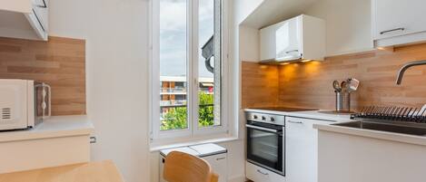 Een koelkast, een microgolfoven, een oven