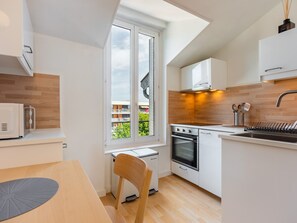 Refrigerador, microondas, horno y cafetera y tetera 