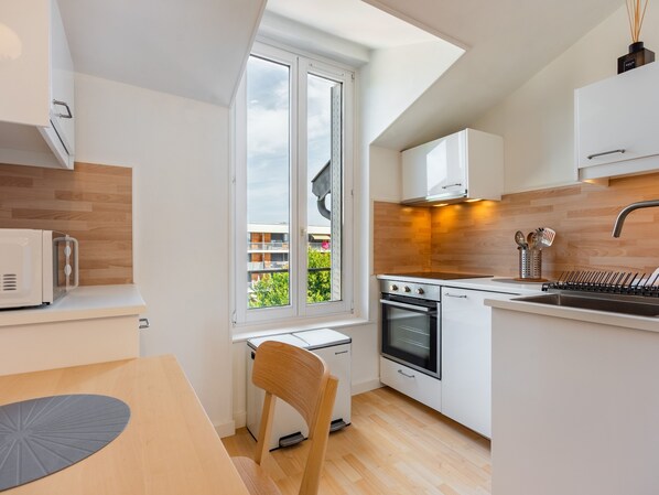 Fridge, microwave, oven, coffee/tea maker