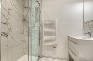 Kostenlose Toilettenartikel, Haartrockner, Handtücher