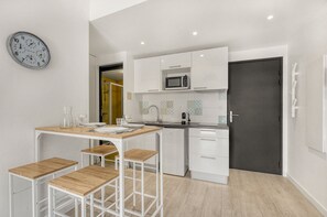 雪櫃、微波爐、咖啡機/沖茶器、多士爐