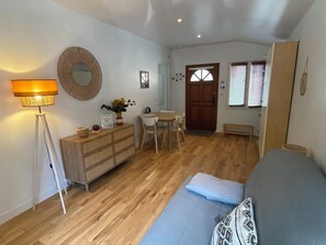 Een smart-tv en boeken