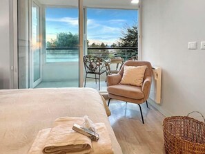 2 bedrooms, WiFi, bed sheets - Great location and Jacuzzi, 5-star service
 (Puerto Varas)