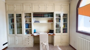 A study room with a desk, bookshelves, and a window. - Appartamento a Cannaregio by Ca-sa Check (Venice)