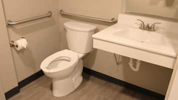 Single Room, 1 King Bed, Accessible, Non Smoking (Guestroom) | Bathroom