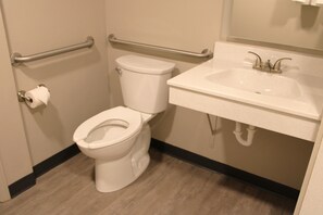 Single Room, 1 King Bed, Accessible, Non Smoking (Guestroom) | Bathroom