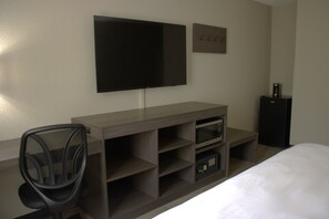 Eenpersoonskamer, 1 kingsize bed, toegankelijk voor mindervaliden, niet-roken (Guestroom) | 1 slaapkamer, een strijkplank/strijkijzer, gratis wifi