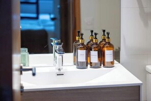 シャワー、ヘアドライヤー、タオル、石鹸