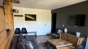 Unclassified image, 4 of 15, button - Ski-in/ski-out & foot of the slopes, 6th floor, view ski slopes, swimming pool, balcony, tv (La Plagne)