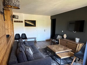 Living area - Ski-in/ski-out & foot of the slopes, 6th floor, view ski slopes, swimming pool, balcony, tv (La Plagne)