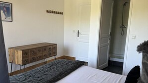 Unclassified image, 3 of 15, button - Ski-in/ski-out & foot of the slopes, 6th floor, view ski slopes, swimming pool, balcony, tv (La Plagne)