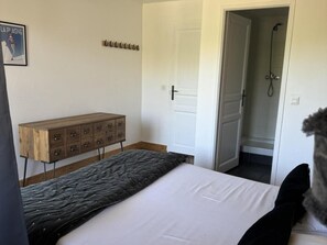 3 bedrooms, WiFi, bed sheets - Ski-in/ski-out & foot of the slopes, 6th floor, view ski slopes, swimming pool, balcony, tv (La Plagne)