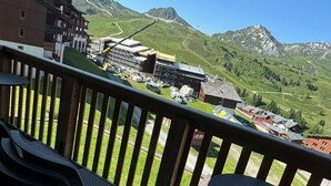 Unclassified image, 5 of 15, button - Ski-in/ski-out & foot of the slopes, 6th floor, view ski slopes, swimming pool, balcony, tv (La Plagne)