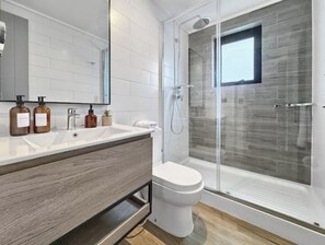Dusch, hårtork, handdukar och tvål