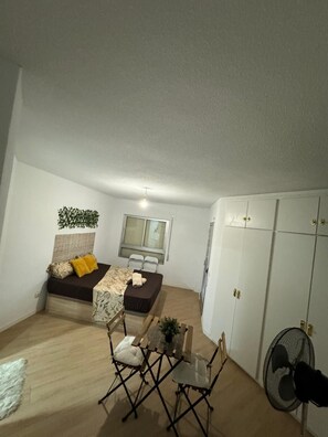 Traditional Double Room | Free WiFi, bed sheets - Mars Suites Alondra (Madrid)