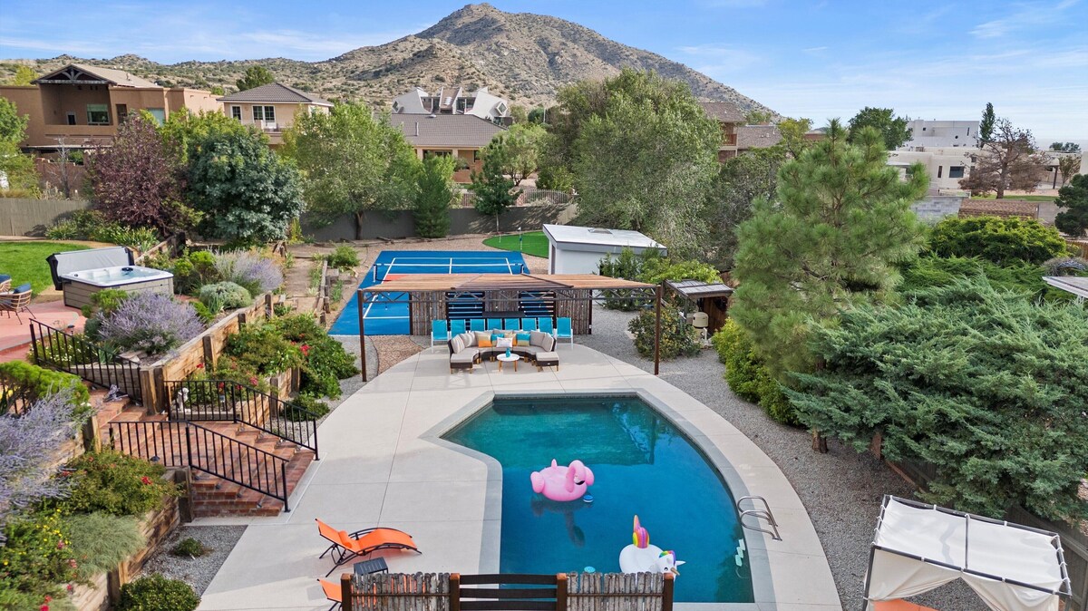 High Desert Oasis- 5 Bedroom, Pool, Hotub, Pickleball, Gym, Game Room, Putt Putt