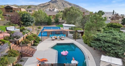 High Desert Oasis- 5 Bedroom, Pool, Hotub, Pickleball, Gym, Game Room, Putt Putt
