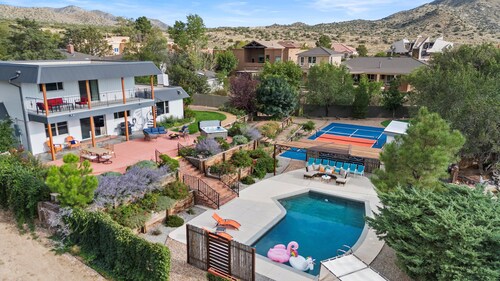 High Desert Oasis- 5 Bedroom, Pool, Hotub, Pickleball, Gym, Game Room, Putt Putt