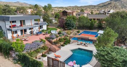 High Desert Oasis- 5 Bedroom, Pool, Hotub, Pickleball, Gym, Game Room, Putt Putt