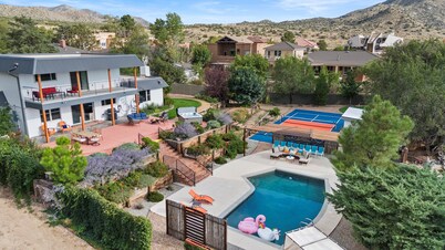 High Desert Oasis- 5 Bedroom, Pool, Hotub, Pickleball, Gym, Game Room, Putt Putt