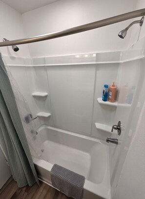 Asciugacapelli, asciugamani, sapone, shampoo