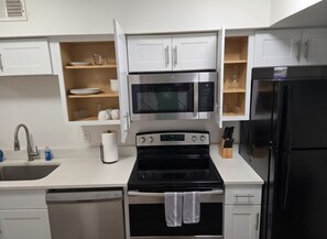 Microondas, horno, placa de cocina y lavavajillas