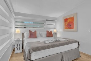 1 bedroom, desk, WiFi - 8 - Deluxe Oceanside King Suite (Lauderdale-by-the-Sea)