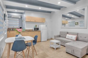 Interior - 8 - Deluxe Oceanside King Suite (Lauderdale-by-the-Sea)