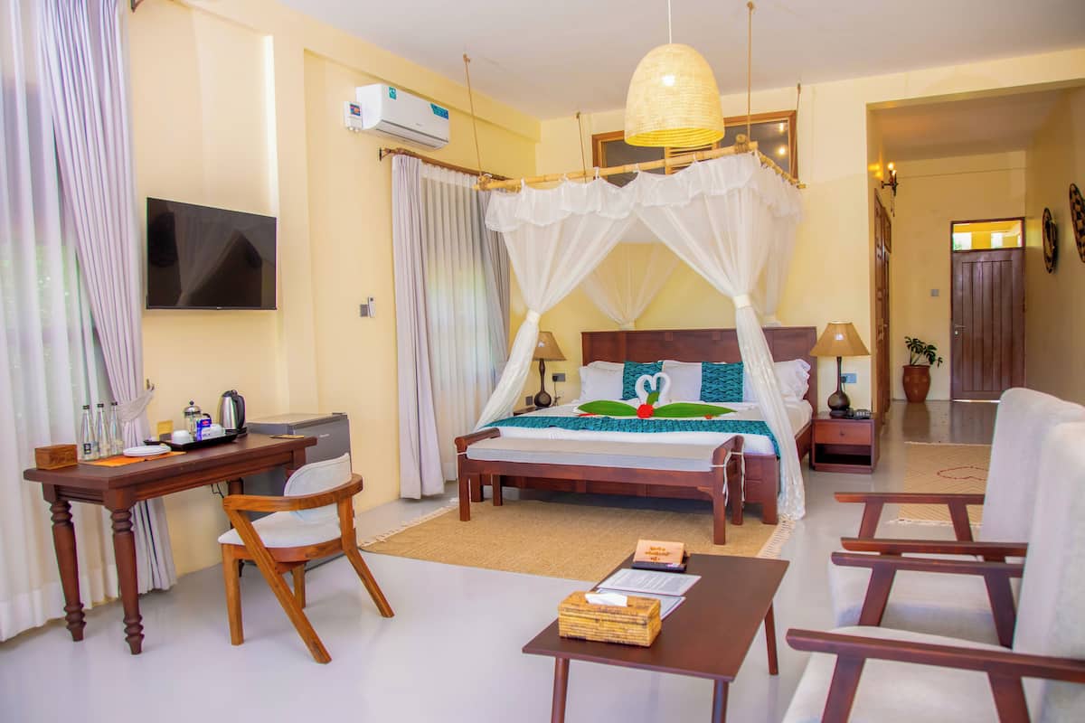 Luxury Double Room, 1 King Bed, Private Bathroom, River View | Desk, laptop workspace, free WiFi, bed sheets