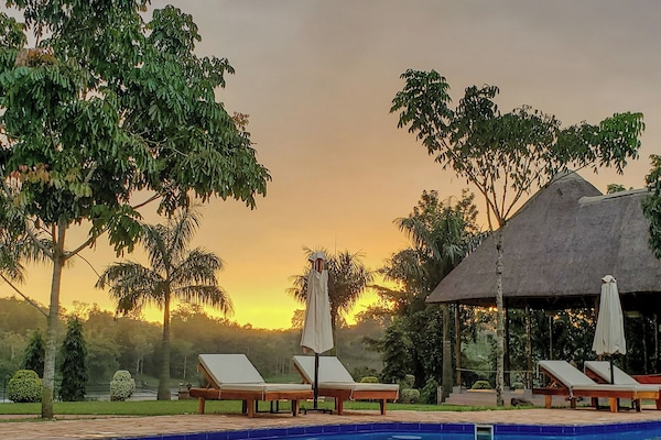 Alberca al aire libre y sombrillas en la alberca