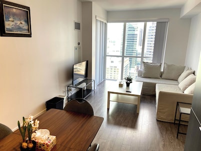 Steps away from CN Tower - Cozy Condo w/ Pool and Gym! Perfect Downtown location