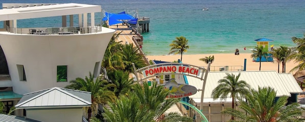 En la playa, camastros y toallas de playa
