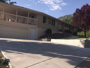 Exterior - Sunny lower level house with epic MTN views (Provo)