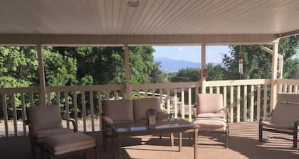 Sunny lower level house with epic MTN views