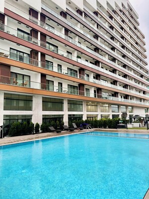 Outdoor pool - Luxury suite 5 mins from Kotoka Airport Accra - Ghana (Accra)