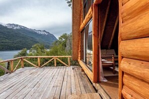 Terrace/patio - Lakefront Disconnect: Kayaks, Tours & Fishing (Los Lagos)