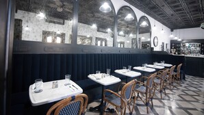 A restaurant with booths, tables, and chairs. - Casa 1880 - Adults Only (La Paz)