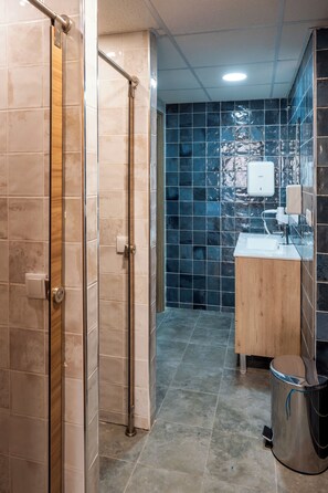12 Mixed Dorm | Badrum | Dusch, hårtork, tvål och toalettpapper
