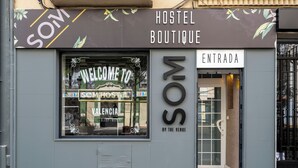 A Hostel Boutique with a large window displaying 'Welcome to SOM Hostel' and 'Valencia'. - SOM HOSTEL BOUTIQUE  (Valencia)
