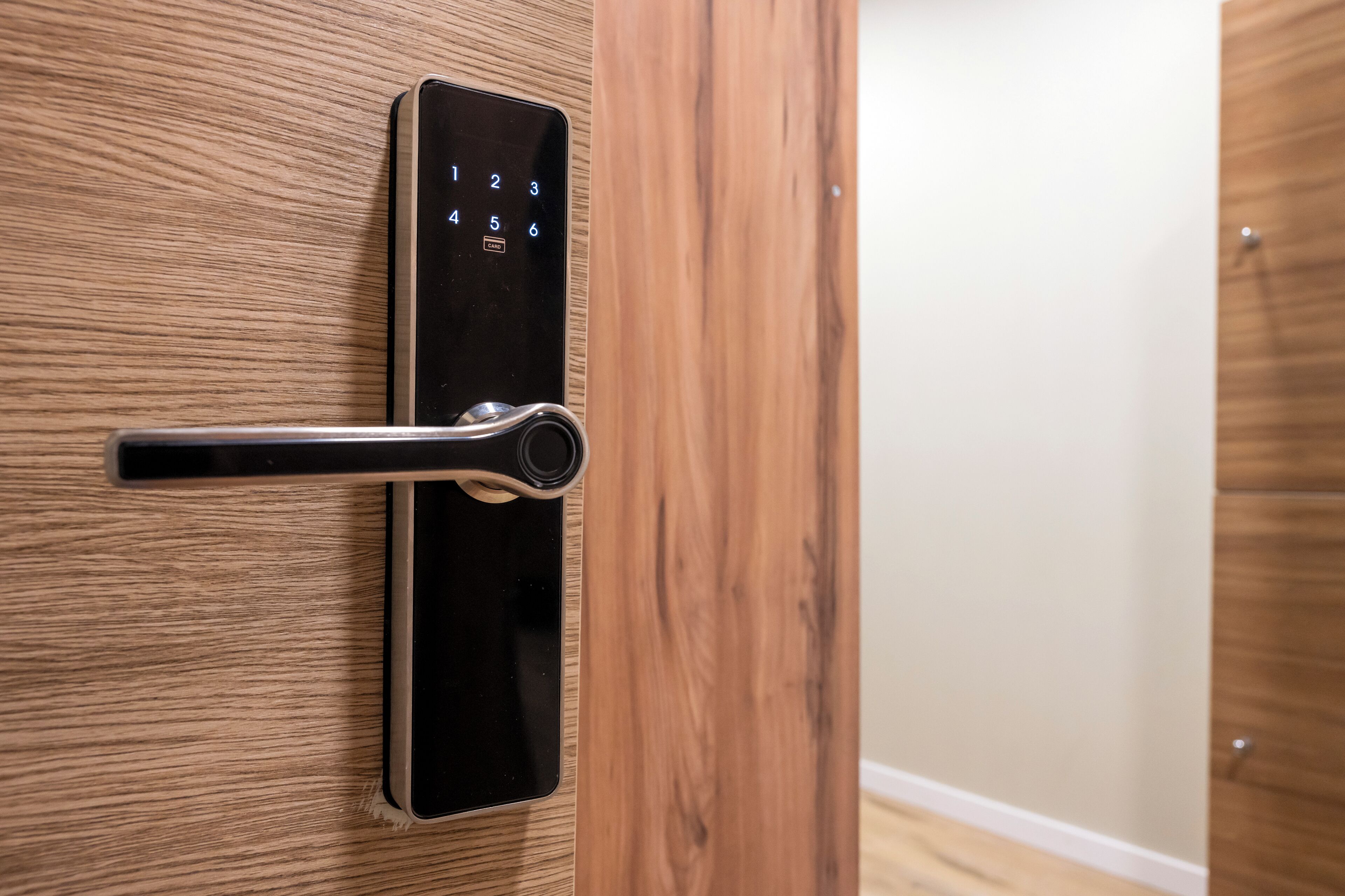 Una puerta moderna con teclado digital y un elegante pomo.