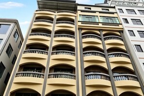 Un edificio de varios pisos con balcones en cada nivel.