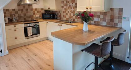 A rural house on the edge of the Forest of Dean with 3 pubs within a short walk.