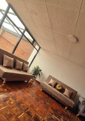 Comfort Double Room, City View | Living area