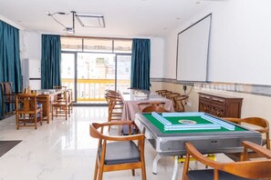 Ein Hotelzimmer mit Essbereich, einer Billardkugel und einem Balkon mit Aussicht.