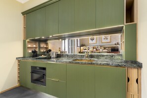 Kühlschrank, Mikrowelle, Ofen, Geschirrspüler