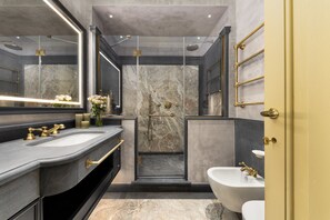 Dusche, kostenlose Toilettenartikel, Haartrockner, Handtücher