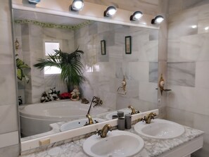 Hårtørrer, håndklæder, Sæbe, Toiletpapir