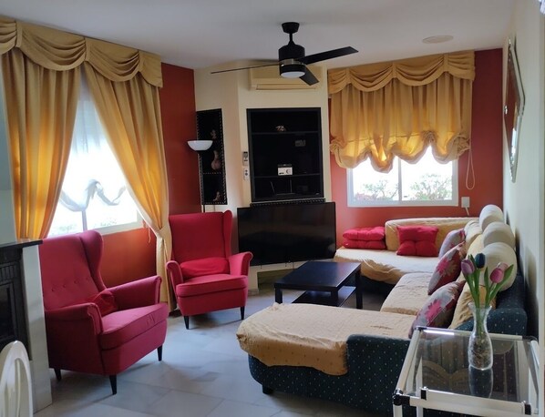 Smart TV, fireplace, DVD player, stereo