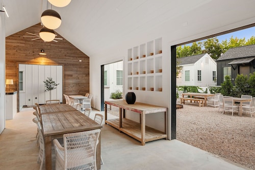 Whitetail Court Hotel